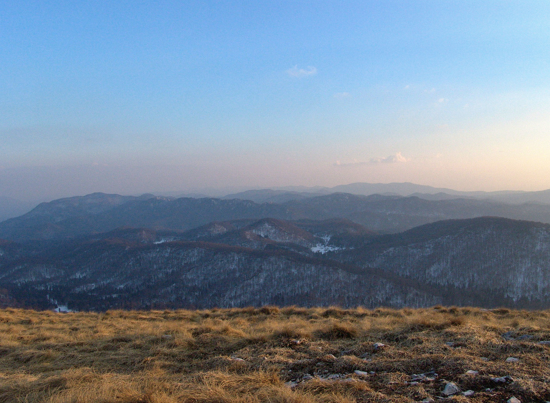Pogled s grebena Bjelolacice u smjer juga na (s lijeva nadesno) Veliku Javornicu, Bijele i Samarske stijene. ​Daleko u pozadini nalazi se masiv Velebita.