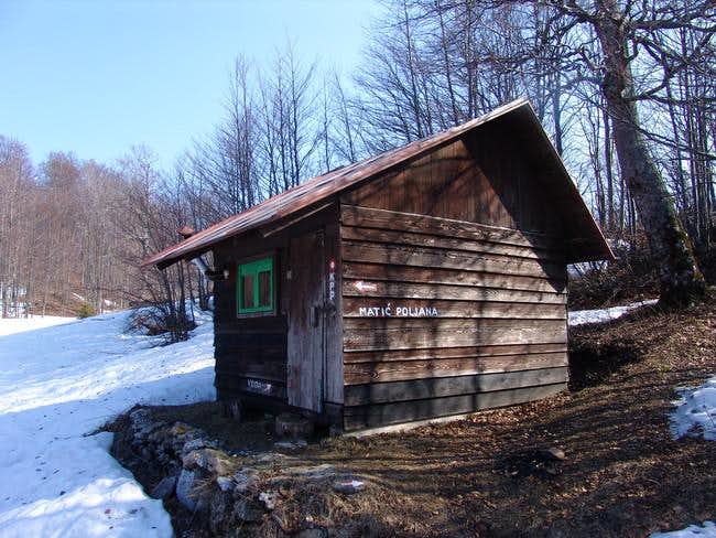 Pokraj kuće Janjčarice je manja drvena baraka koja služi kao zimska soba s nekoliko ležaja