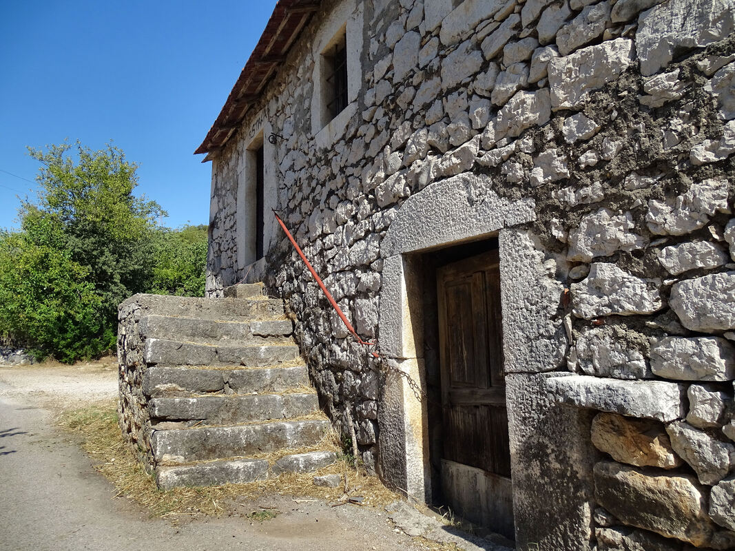 Kamena kuća u selu Glušci