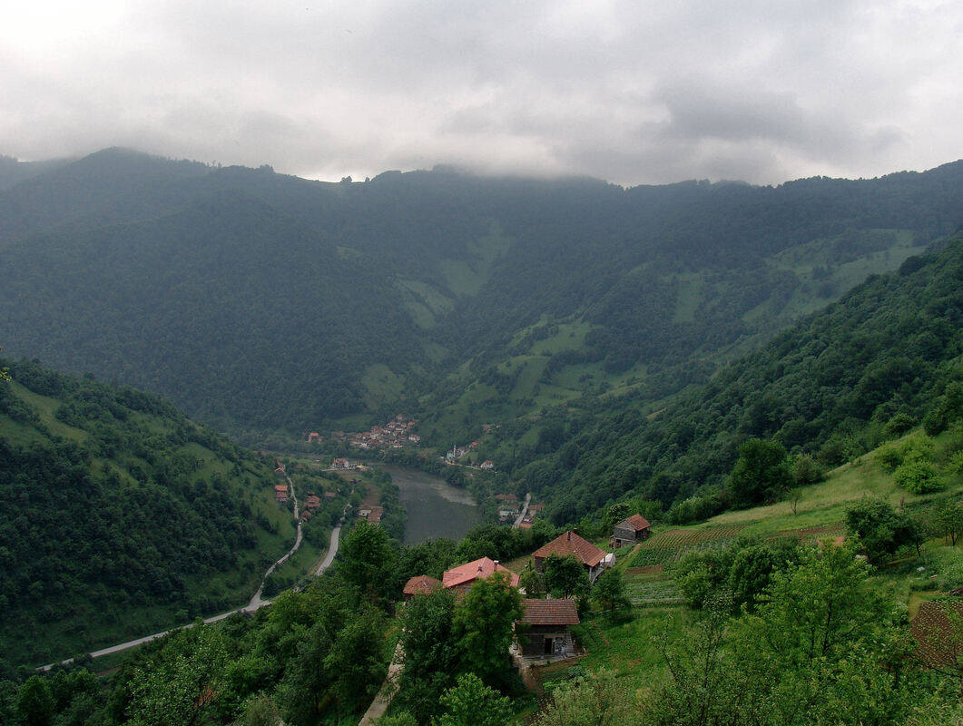Pogled s Vepra na naselje Ponirak uz rijeku Bosnu