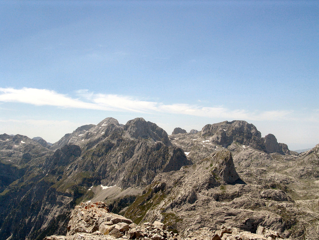 Pogled iz smjera istoka na najviše vrhove skupine Radohines