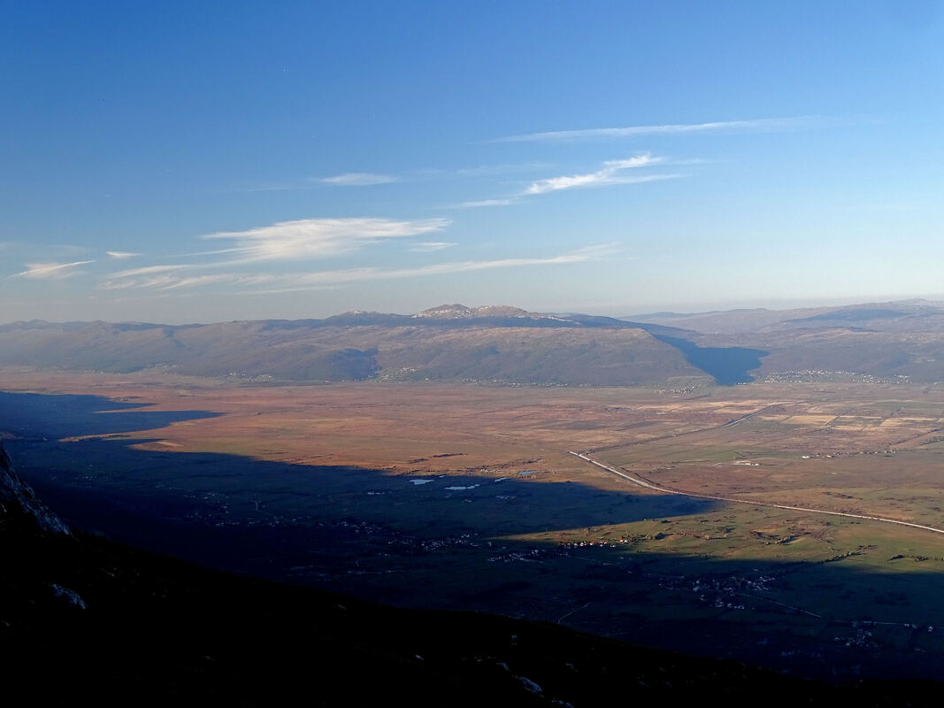 Pogled s vrha Kamešnice ma LIvanjsko polje i Veliku Goliju (u pozadini)
