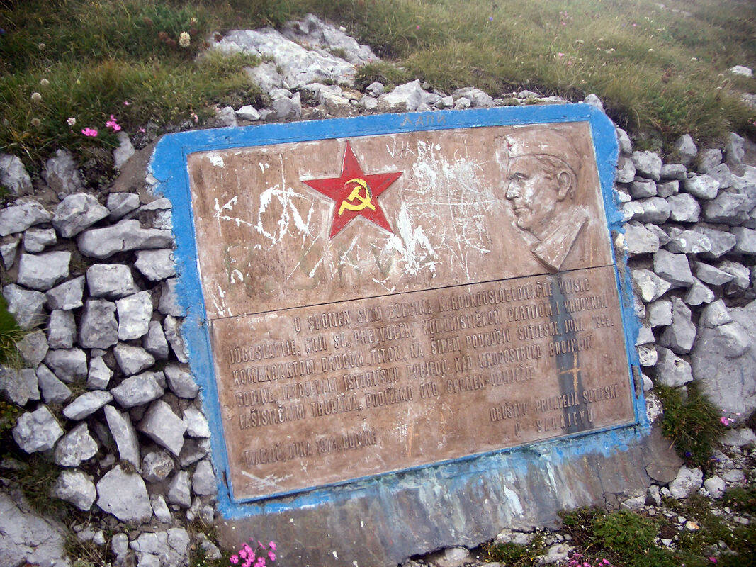 Spomen-ploča na vrhu (bosanskog) Maglića