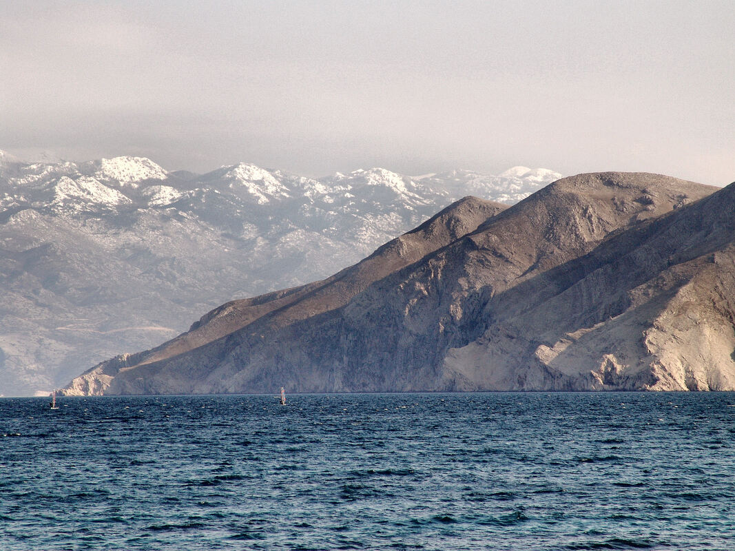 Naslovna fotografija. Pogled iz Baške na otoku Krku prema otoku Prviću (desno) i sjevernom Velebitu