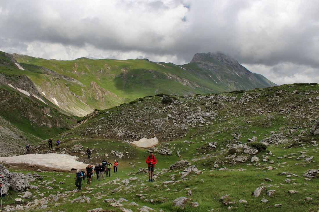 Pogled sa staze Peaks of the Balkans prema vrhu Marijash / Bogdash (Marijaš / Bogdaš)