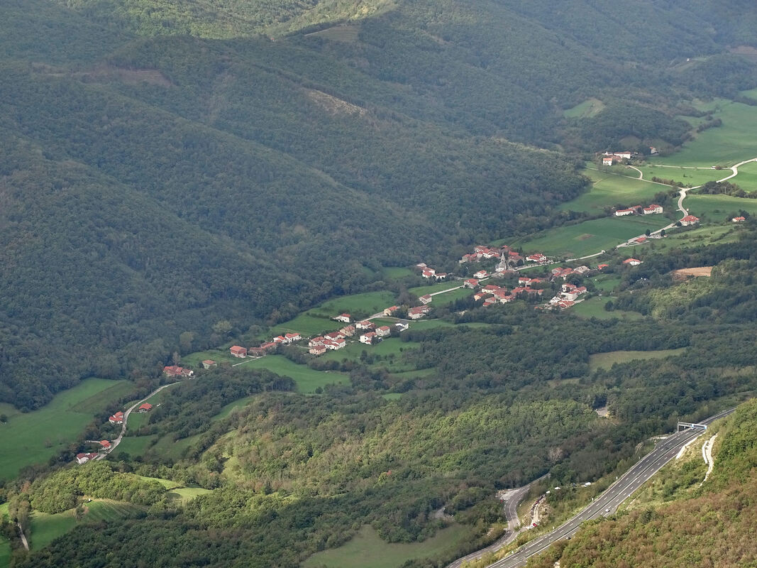 Naselje Lozice u Vipavskoj dolini. Pogled s uspona na greben Nanosa