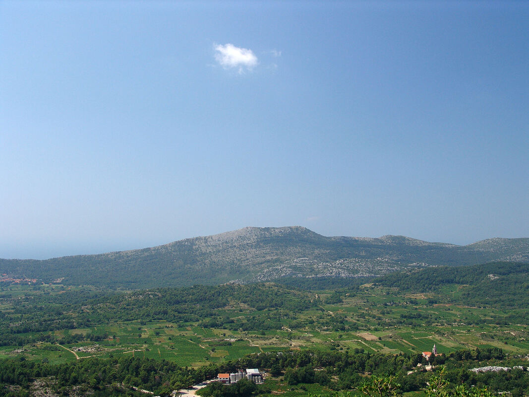 Brdo Sveti Juraj s dva vrha približne visine: Kota 546 m (lijevo) i Kota 554 m.