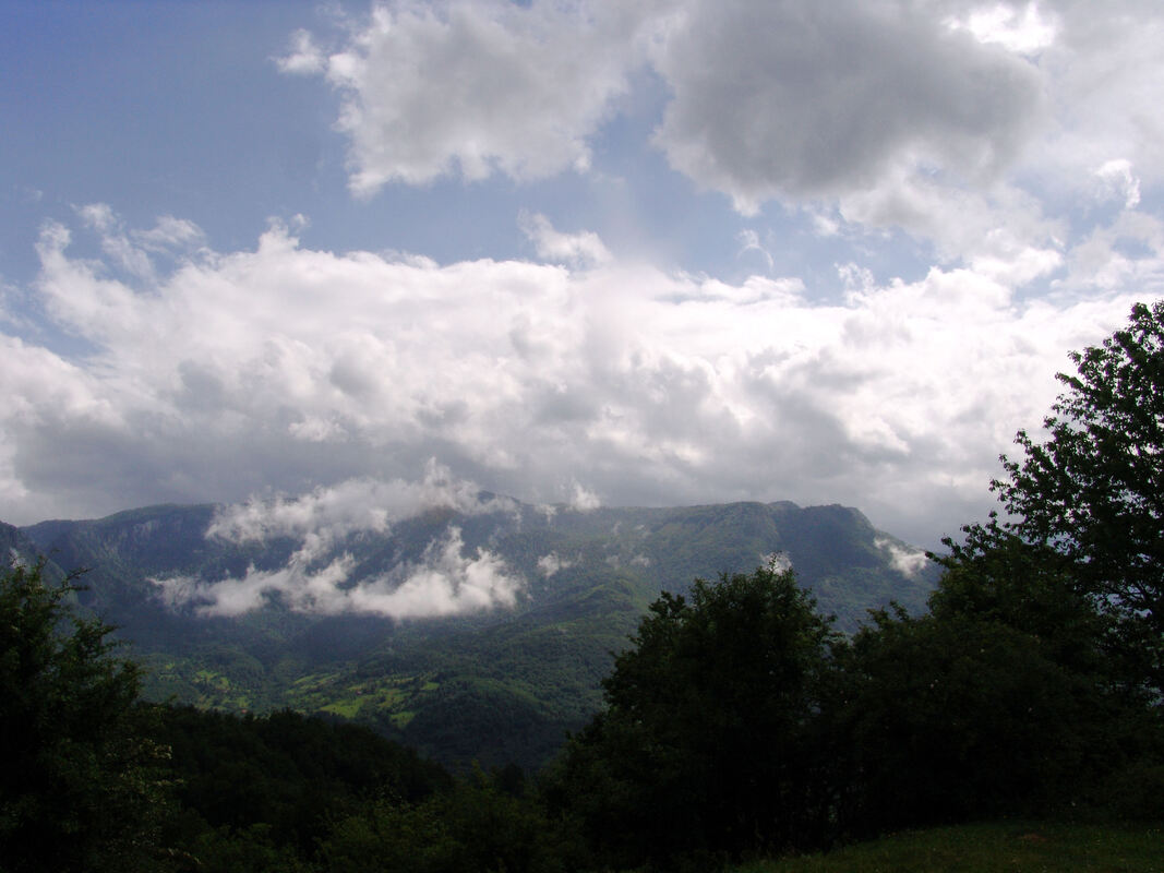 Pogled prema Vučevu iz doline rijeke Drine
