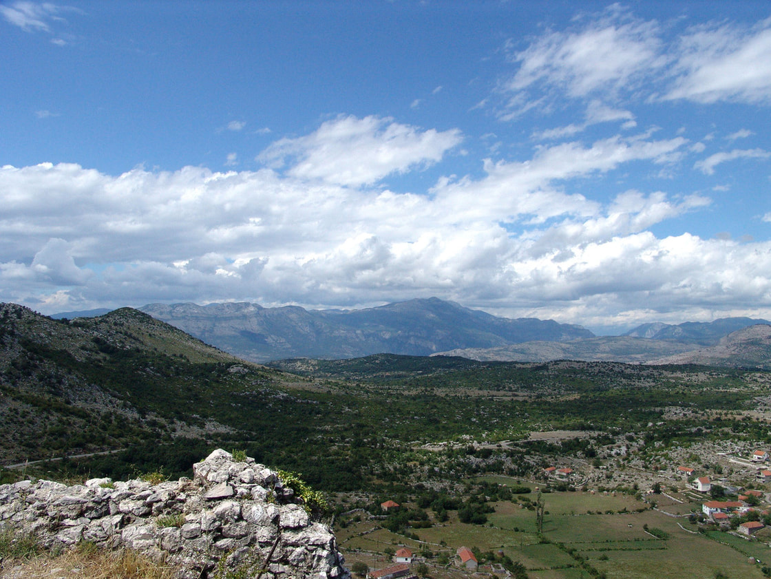 Pogled od grada Meduna u Kučima na Brotnjik