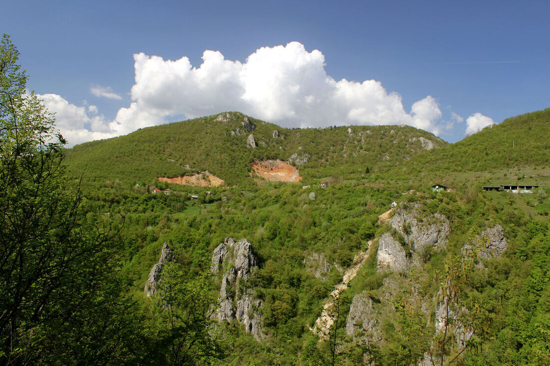 Pogled na brdo Gradište koje se uzdiže nad kanjonom Miljacke.