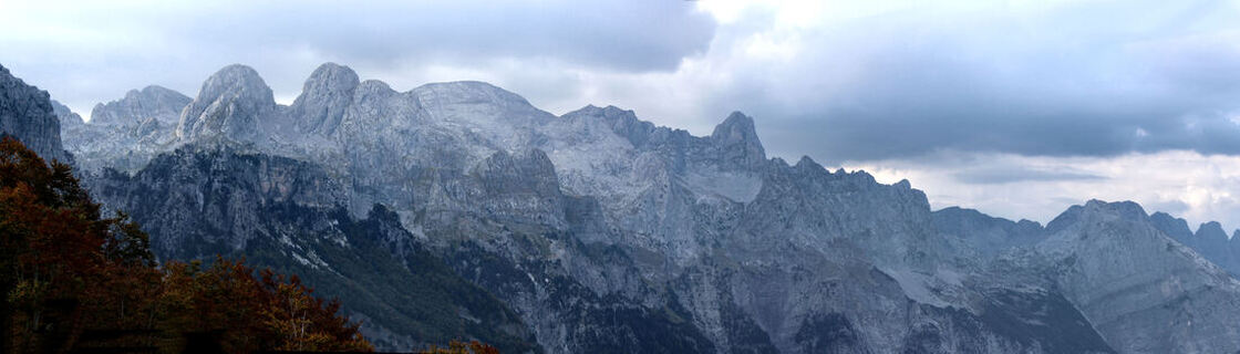 Pogled s obronka Maje Zorzit prema najvišim vrhovima grupe Radohimës