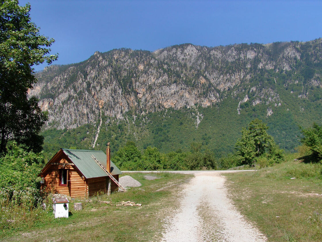 Početak šumske ceste u Dobrilovini koja vodi do katuna Zaboj i Zabojskog jezera.