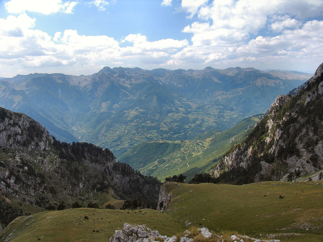 Pogled sa Sinjajevine (Babin zub-Torna) prema Moračkim planinama i dolini gornje Morače