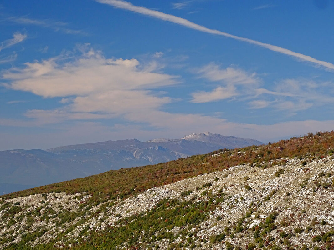 Pogled s Kamešnice na vršni greben Svijale (u pozadini)