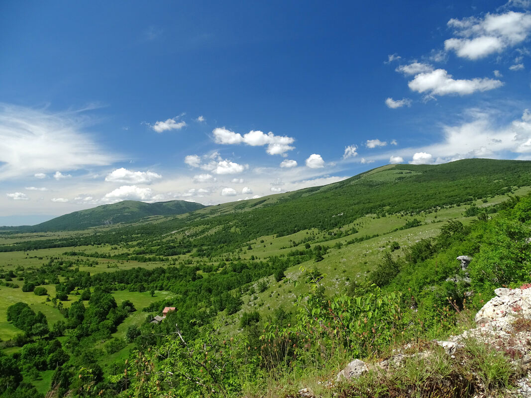 Pogled s padina Škorić brda (1061 m) planinu Kremen (desno) i Mazinsko polje, u podnožju