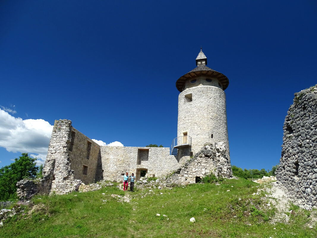 Utvrda Stari grad Drežnik nalazi se u selu Drežnik Grad u općini Rakovica.  U povijesnim se izvorima spominje već u 12. stoljeću. Ovaj je frankopanski dvorac tijekom 16. Stoljeća bio pod stalnom prijetnjom Turaka, a 1592. godine je konačno pao u njihove ruke. Oslobođen je tek krajem 18. stoljeća. Godine 2015. obnovljena je njegova kula, koja, kada je otvorena, služi kao odličan vidikovac.