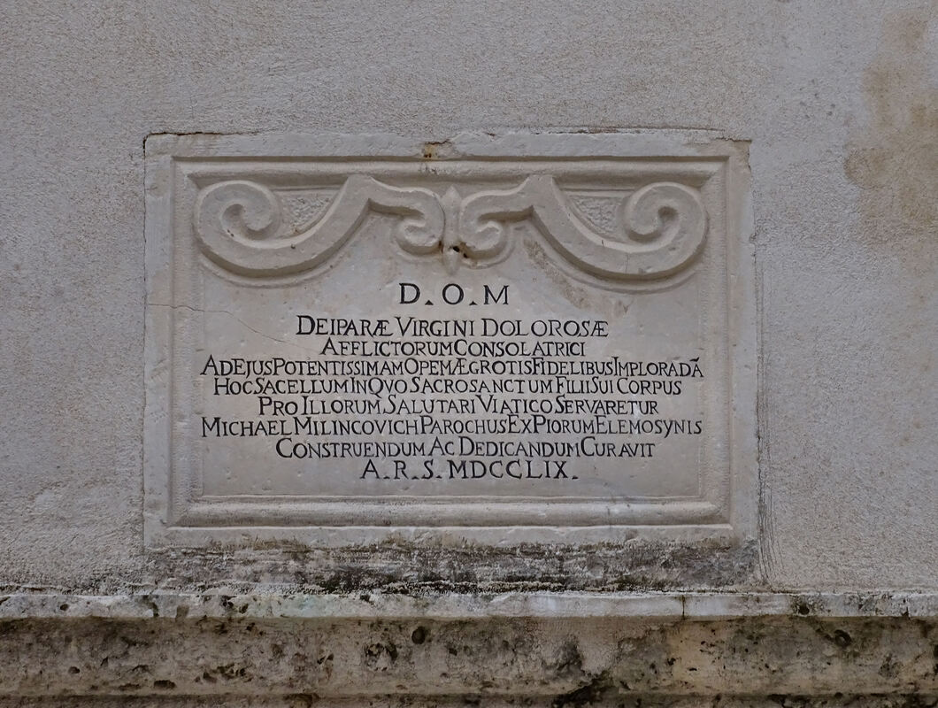 Latinski natpis nad ulazom crkve Gospe od Sedam Žalosti u Komiži
