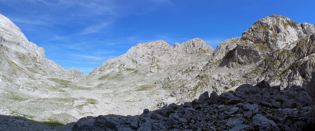 Pogled u smjeru istoka preko udoline Gropa e Radohines na jugoistočni bočni greben (desno) i dio padina vrha Maja e Radohines (lijevo)