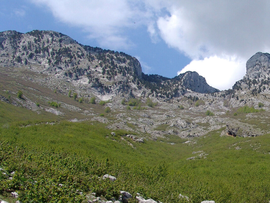 Zapadni dio masiva Radohimës nalazi se zapadno (lijevo) od prijevoja Bigës (na fotografiji desno).