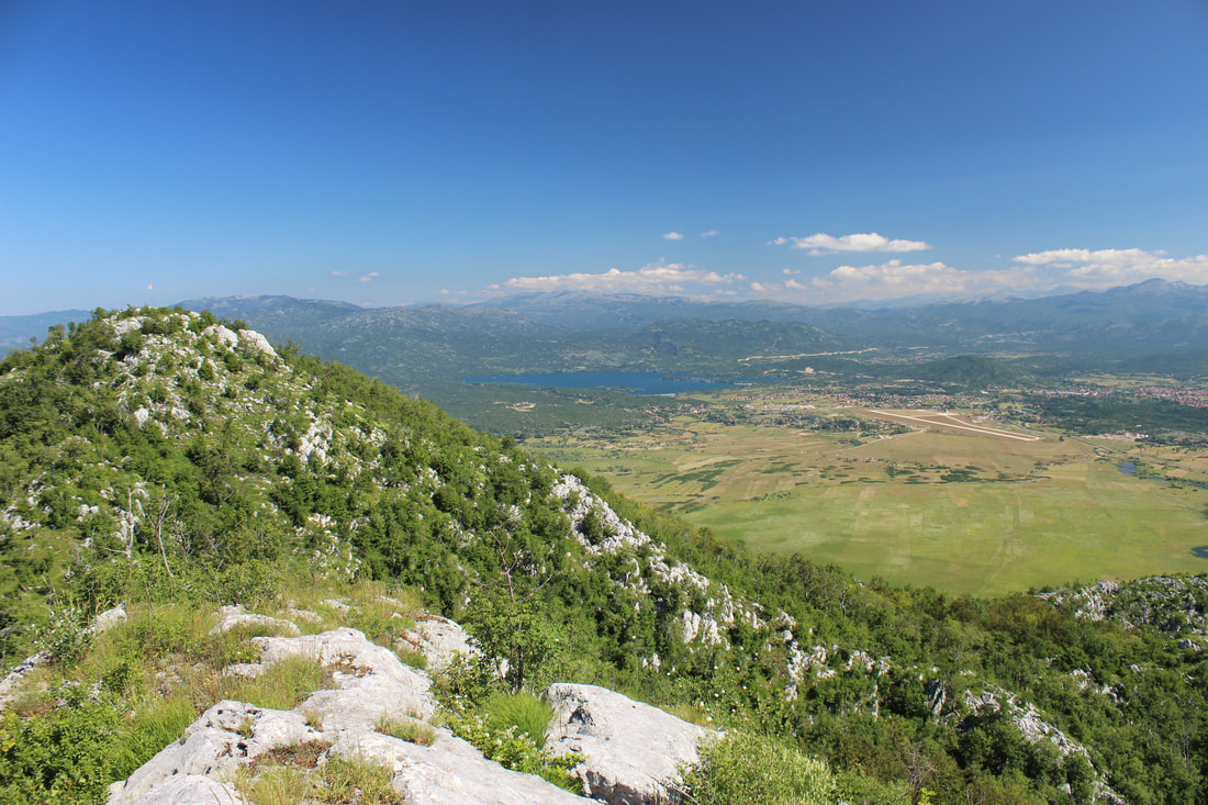 Pogled s vrha Budoša prema Nikšiću, u Nikšićkom polju