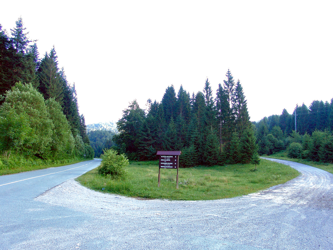 Odvojak od Rudolfove ceste ​Makadamska šumska cesta (desno) od Jasenka prema Mrkopju i Begovom Razdolju započinje ovim odvojkom od ceste Ogulin - Novi Vinodolski tzv. Rudolfine (lijeva, asfaltirana).