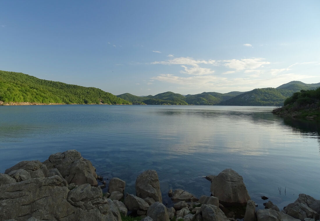 Jezero Kruščica nalazi se u središnjem dijelu Perušičkog pobrđa.