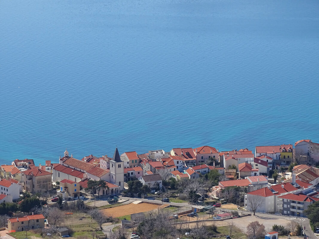 Baška na otoku Krku (Hrvatska), primjer je naselja primorskog tipa.