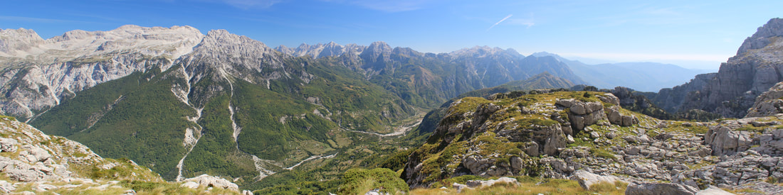 Dolina Shale (Thethi) i vrhovi albanskih Prokletija u pozadini (skupine Popluks, Kakis, i dr.). Pogled unazad, po izlasku iz prijevoja Vijave. Krajnje desno vidi se dio vrha Maja e Shtegut.