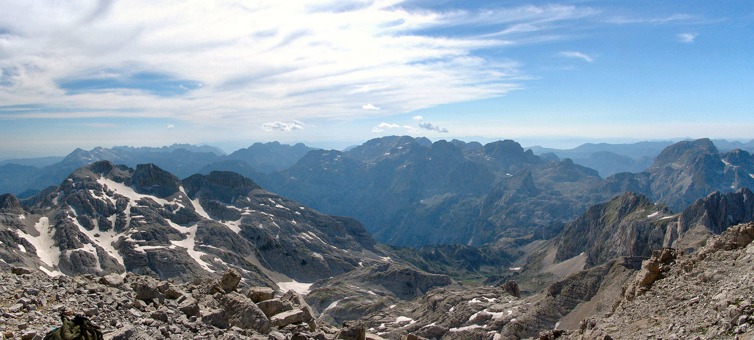Pogled s vrha Maja Jezerce. U pozadini, u sredini dominira masa planinske grupe Radohines