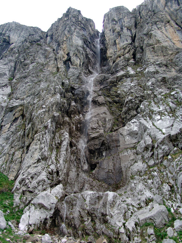 Sa stijena Vajushe - Talijanke/Volušnice, one nad sjevernim rubom livade Vajushe, voda se u proljeće prelijeva u obliku visokog vodopada.