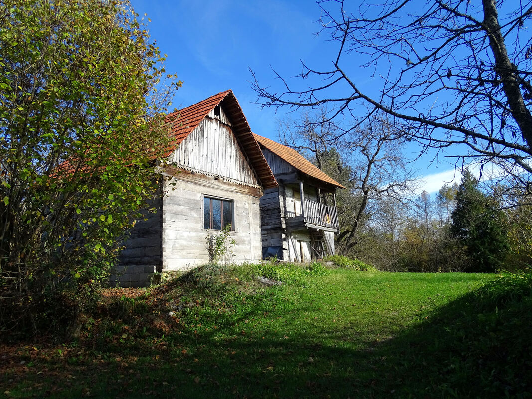 Primjeri tradicijske arhitekture nedaleko od zaselka Grđani (Ključić Brdo)