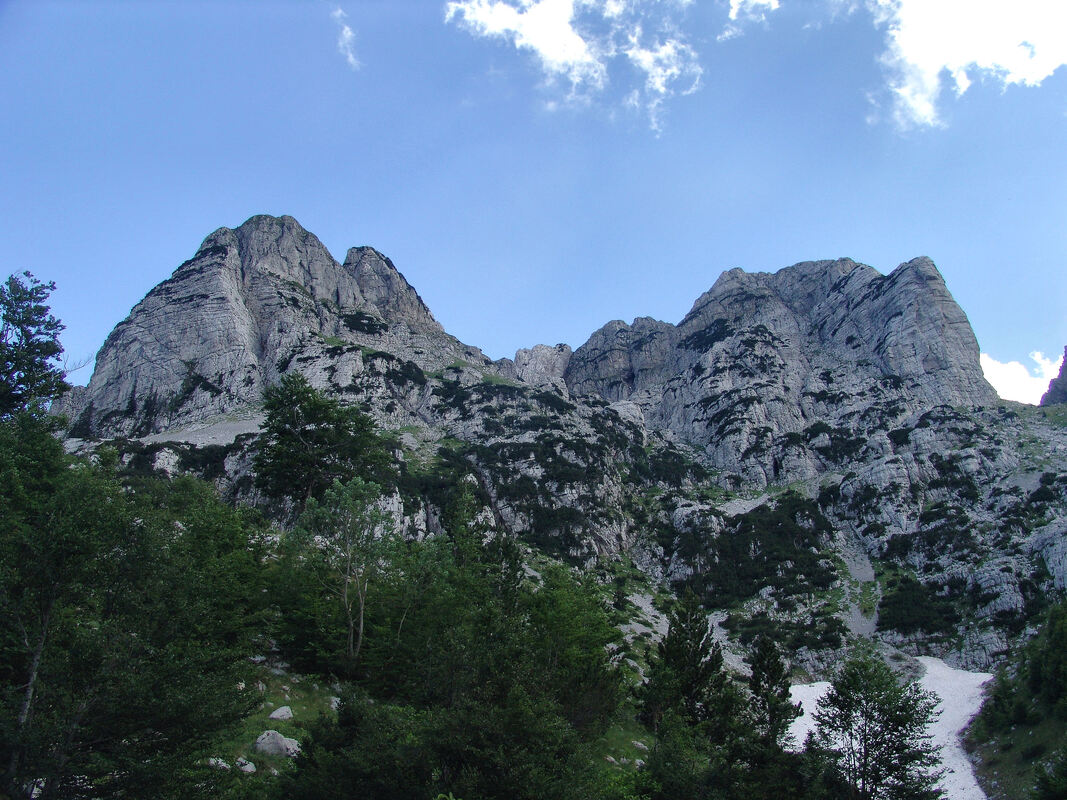 Vrhovi Velika glava (ili Mali Osobac, lijevo) i Osobac-Sfinga  (desno) u SivadijamaPicture