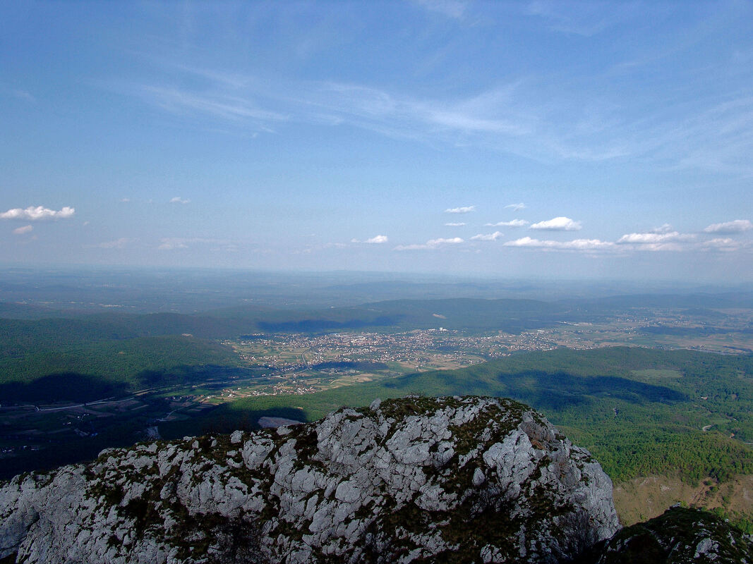 Pogled s vrha Kleka na Ogulinsko polje i grad Ogulin