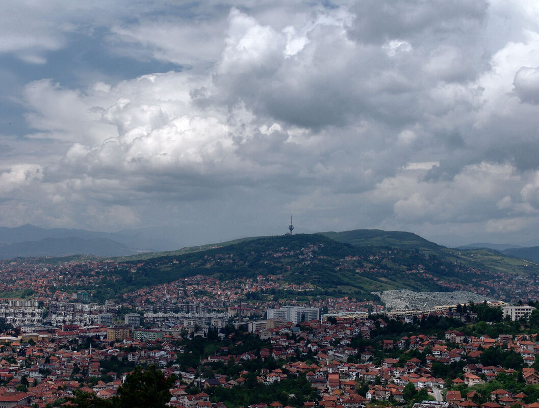 Pogled s obronaka iznad Sarajeva prema pobrđu, u kojem je među nekoliko grebena, najpoznatije brdo Hum