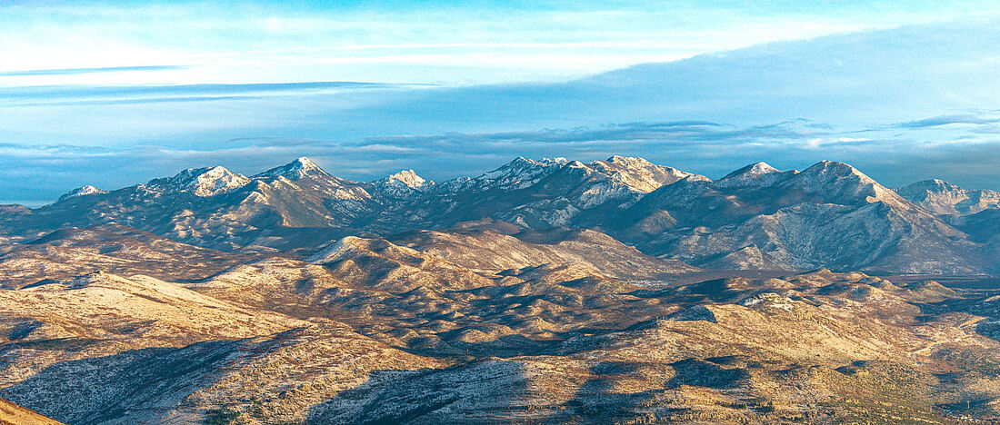 Pogled s  Ilinog brda (kod Trebinja) prema Zubačkim brdima i Orjenu, u pozadini
