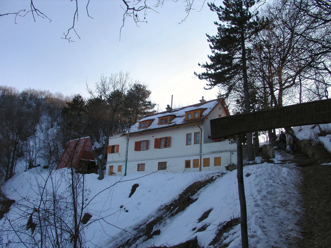Planinarski dom Željezničar (691 m), pod Oštrcom