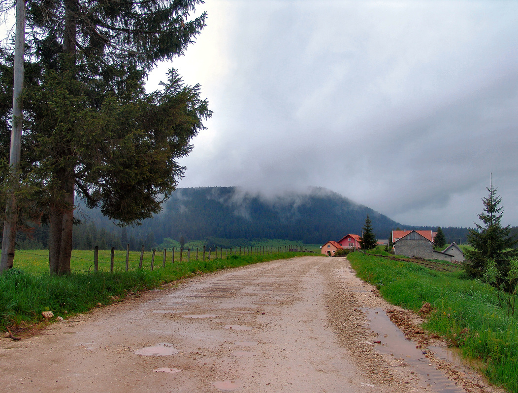 Zaselak Ponir. U pozadini (oblaci) Paleška kosa - krajnji jugoistočni greben vrha  Vitorog.