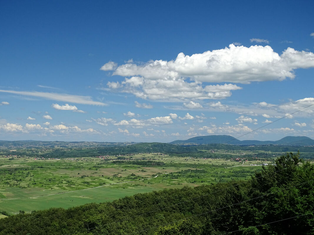Pogled na Pećka brda (lijevo) i Osoje (desno) s padina grebena Klokočevice, iznad Ličkog Petrovog Sela 