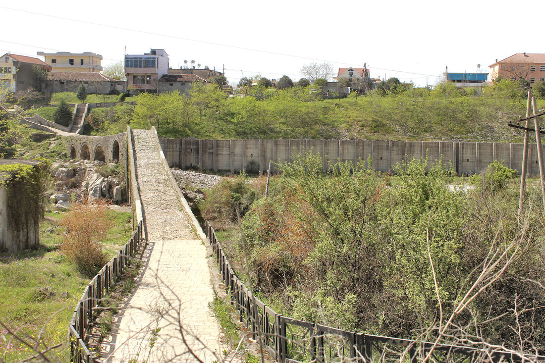 Ura e Mesit; pogled na most s južne (lijeve) obale rijeke