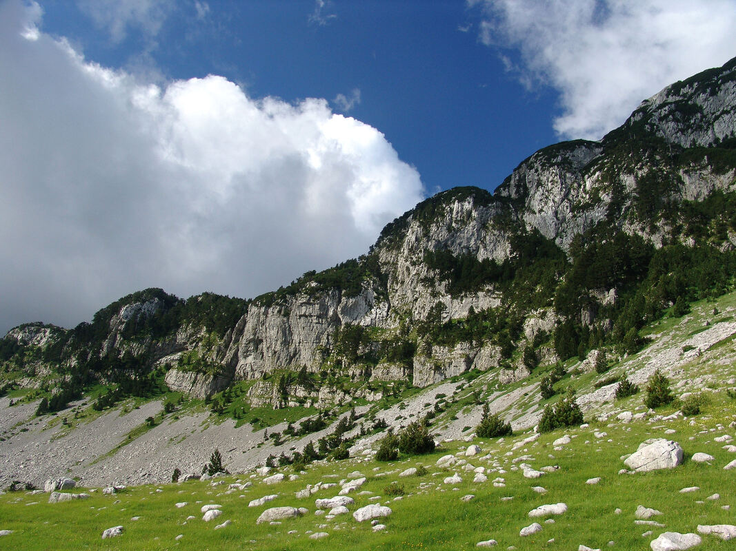 Stijene Kantara iznad doline Tisovice