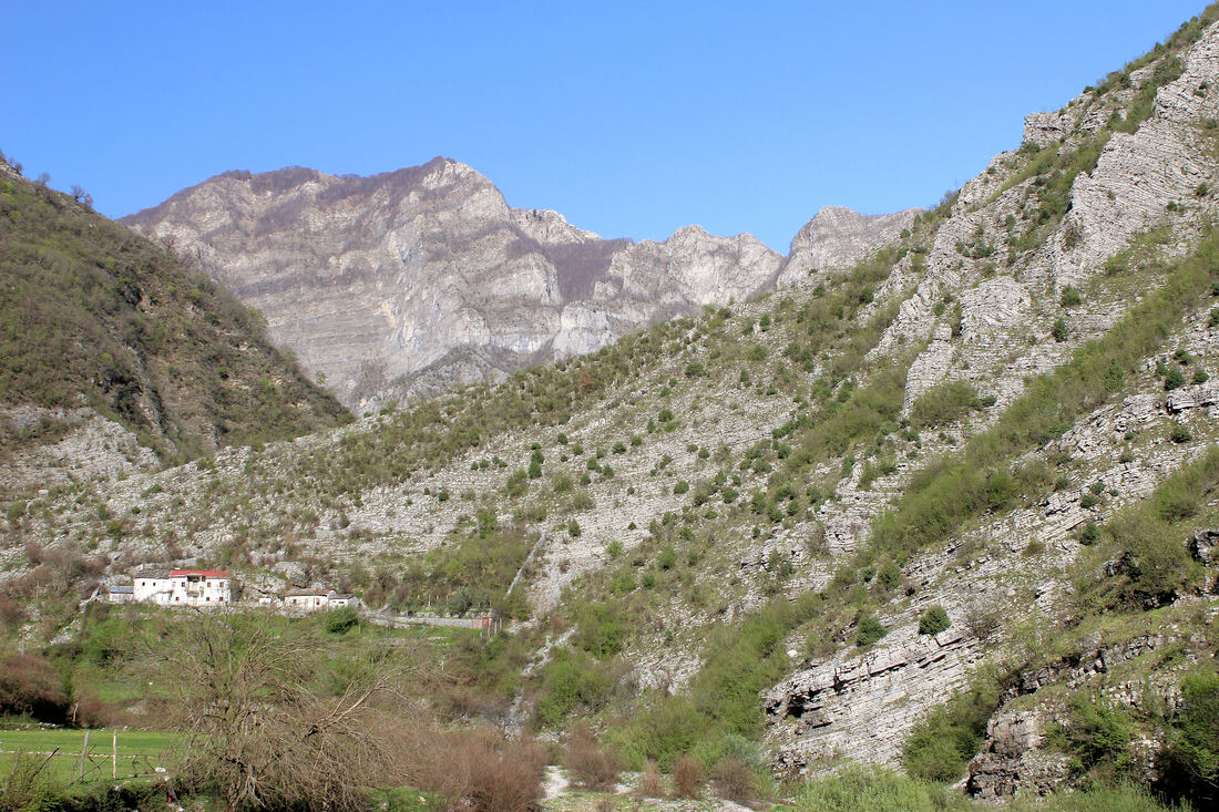 Pogled iz Prekala na dolinu potoka Përroi Krajës i vrh Maja Buallit, na grebenu koji povezuje masive Cukalija i planine Shosha