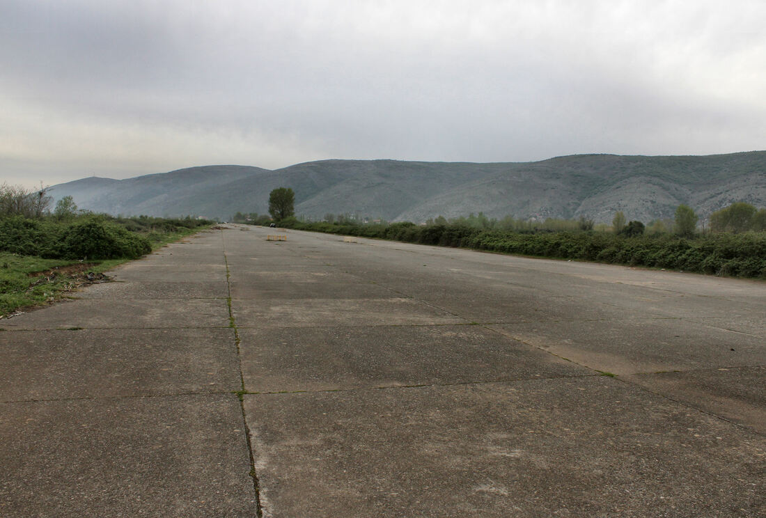 Gjadër. Sekundarna pista vojnog aerodroma i pogled na brdo Mali i Kakkariqit u pozadini u kojemu se nalaze podzemni hangari za avione.