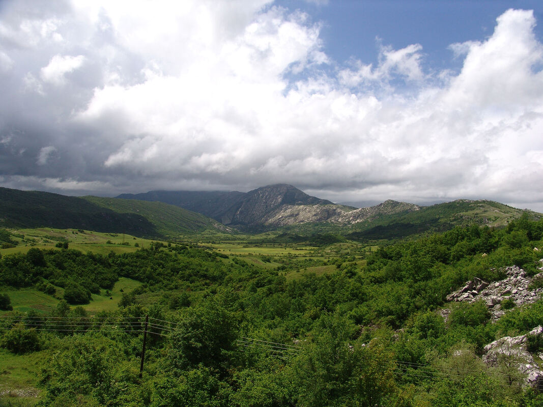 Cerničko polje i planina Baba (u pozadini)