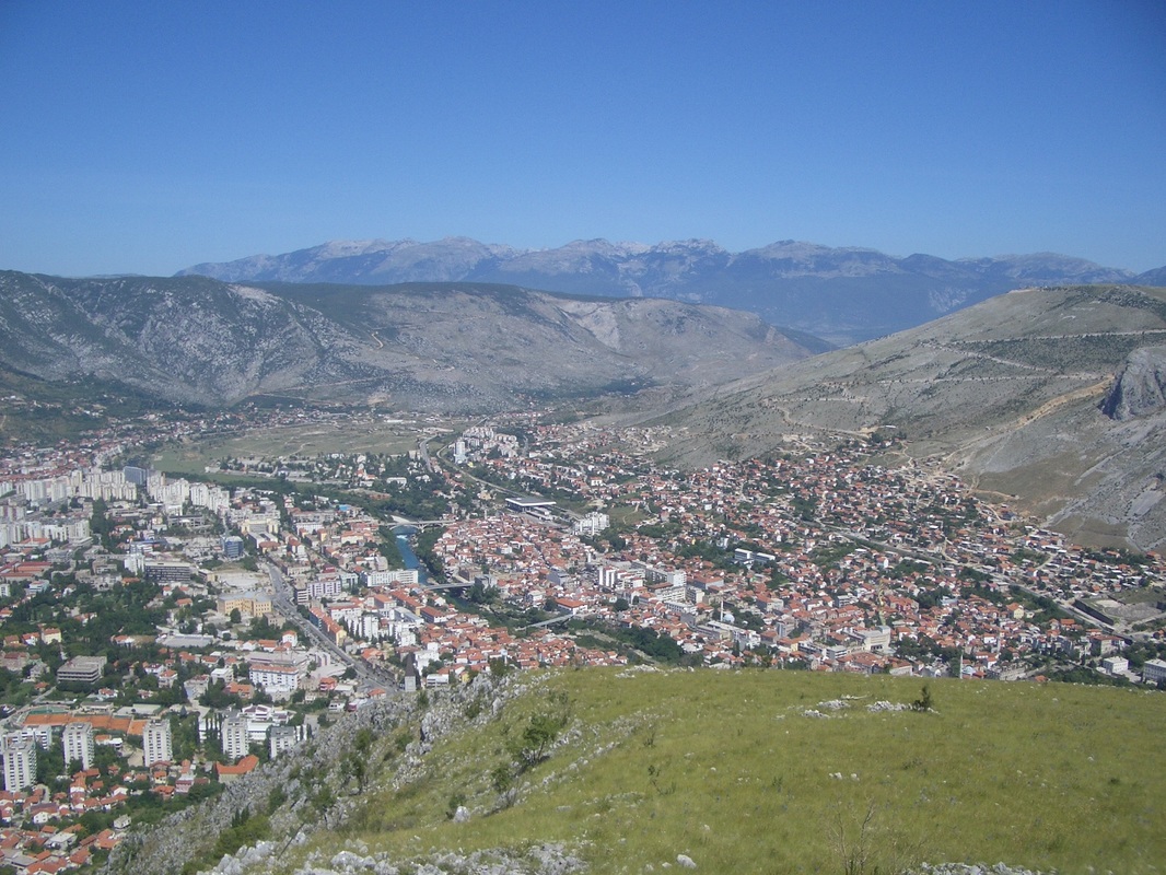 Pogled s brda Hum prema sjeveru, na Mostarsku kotlinu i grad Mostar
