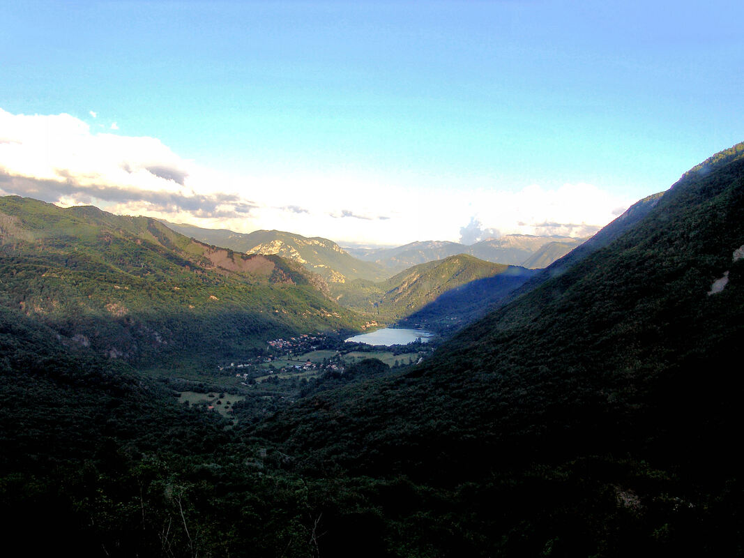 Pogled na Boračko jezero od šumske ceste koja vodi kroz Boračku dragu.