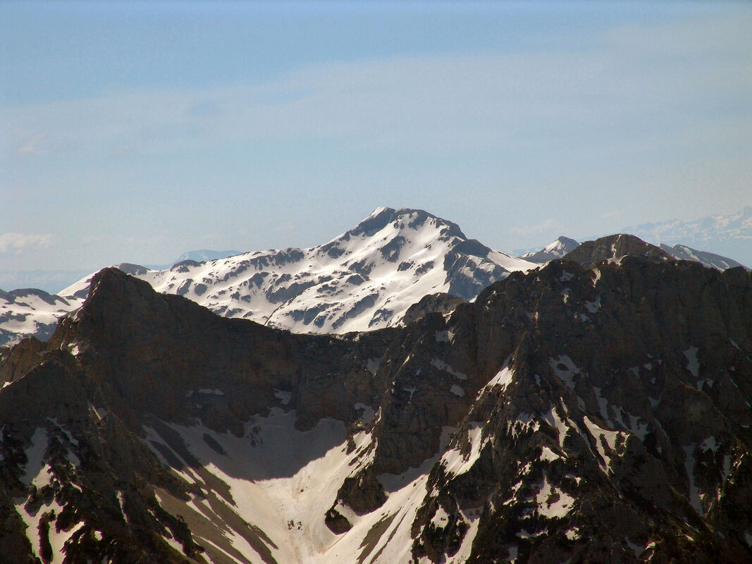 Maja Hekurave nazire se u daljini, iza vrhova Maja e Peçmarës (lijevo) i Maja Çet-Harushës (desno)