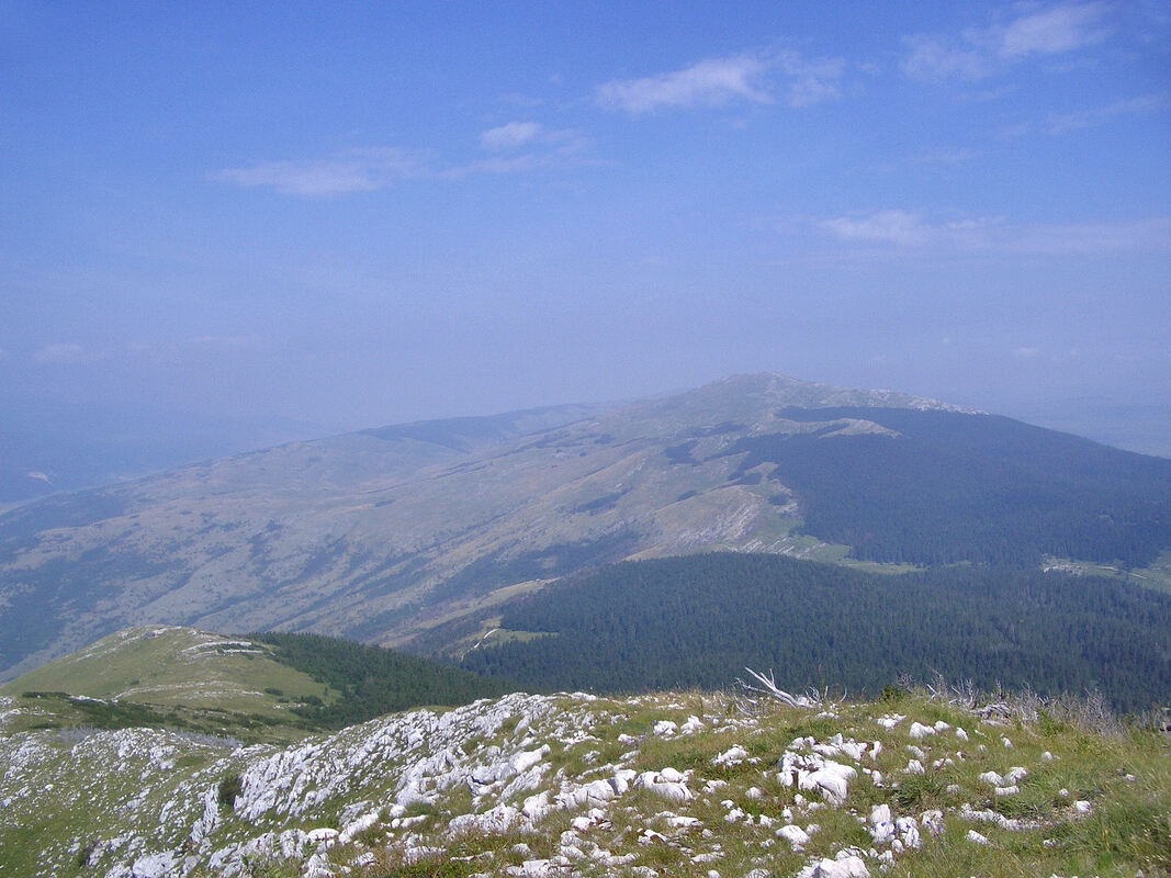 Pogled s vrha Cincara na Kujaču (desno) i lijevo od nje izduženi greben Slovinja