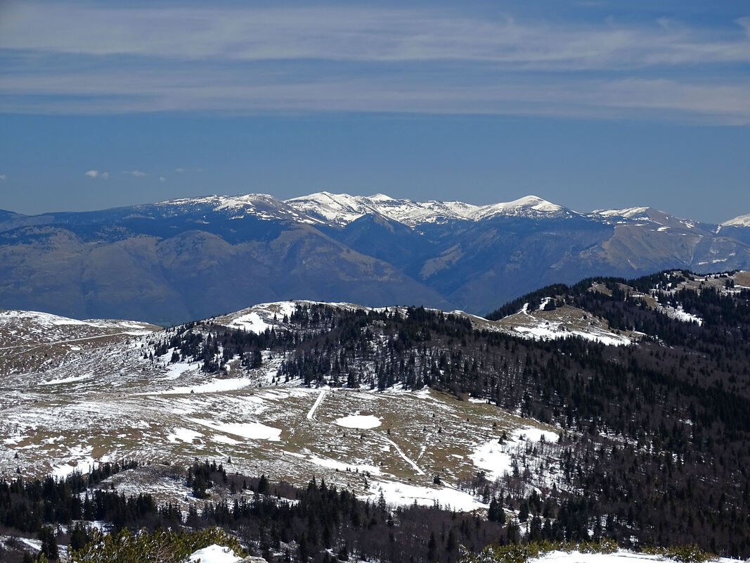 Pogled s najvišeg vrha planine Raduše na planine i visove Vraničke skupine