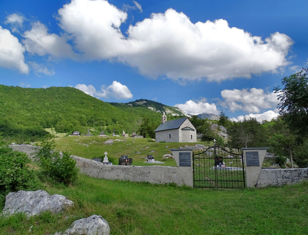 Crkva i groblje u Grabovici