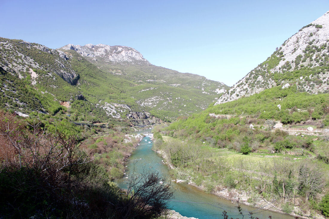 Manji dio naselja Domen koji se spušta sve do rijeke Kiri i sjeverno od brda Drishta.
